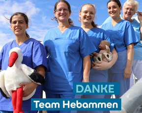 Fünf Frauen in blauen Scrubs halten Stofftiere und lächeln. Text: "Danke Team Hebammen".
